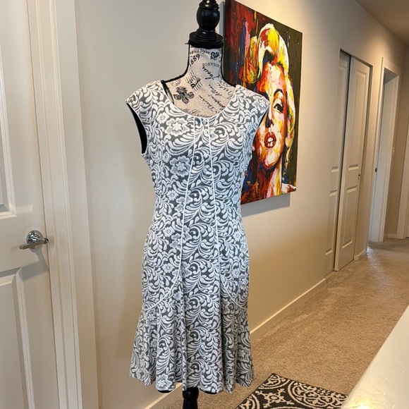 Maggy London Black and White A-line Midi Dress - Picture 2 of 12